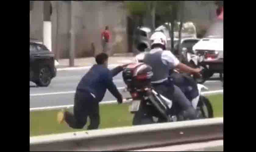 PM arrasta homem negro algemado em moto por rua de SP (vídeo)