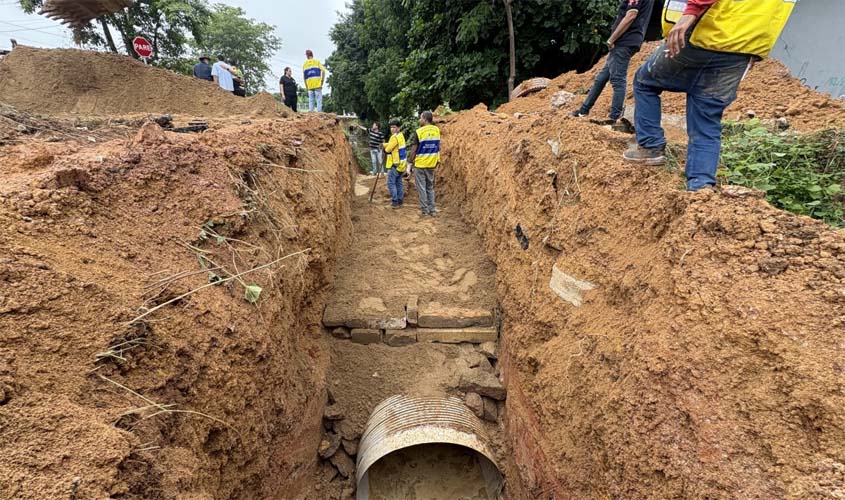 Prefeitura amplia vazão no canal da Rua Samoel Menezes