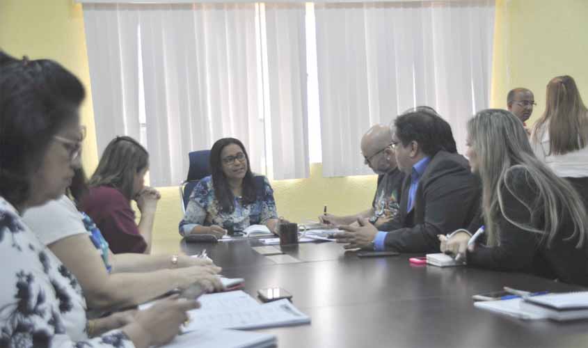 Secretário da Semed participa de reunião da Comissão de Educação da Câmara Municipal