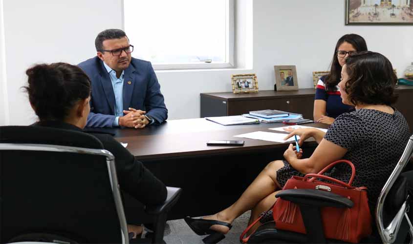 O deputado Alex Silva (PRB), recebe visita da Promotora Dra. Tânia Garcia