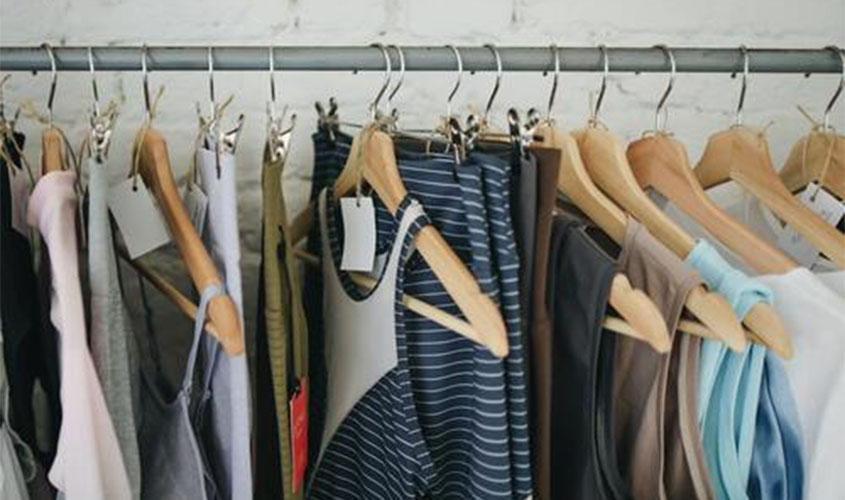 Comércio de roupas precisa ter cuidado com provadores e peças em exposição, explica Sebrae
