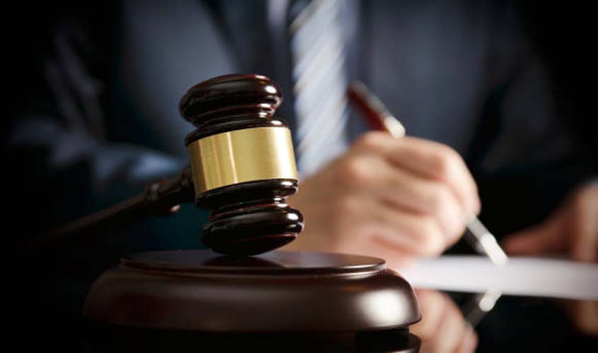 Justiça manda vereador apagar posts contra advogados em Porto Velho