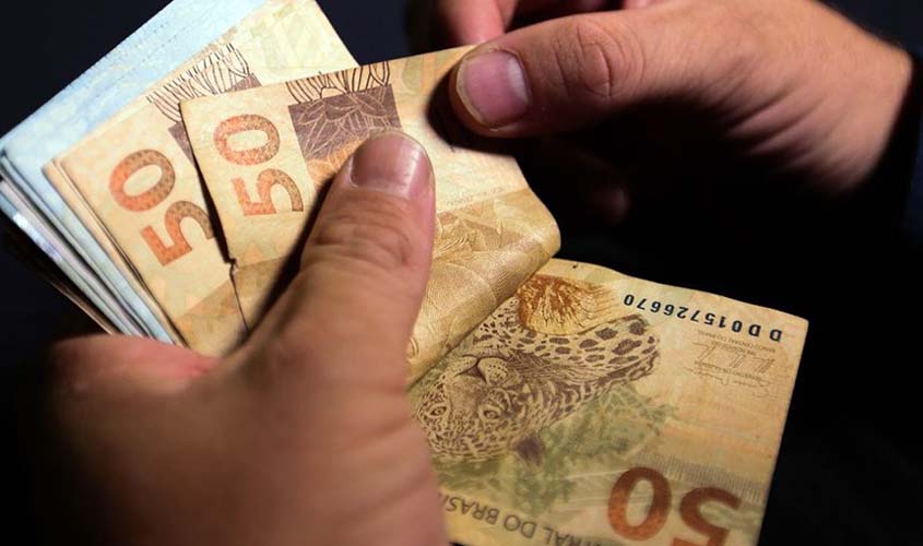 MP eleva salário mínimo a R$ 1.320 a partir de maio 