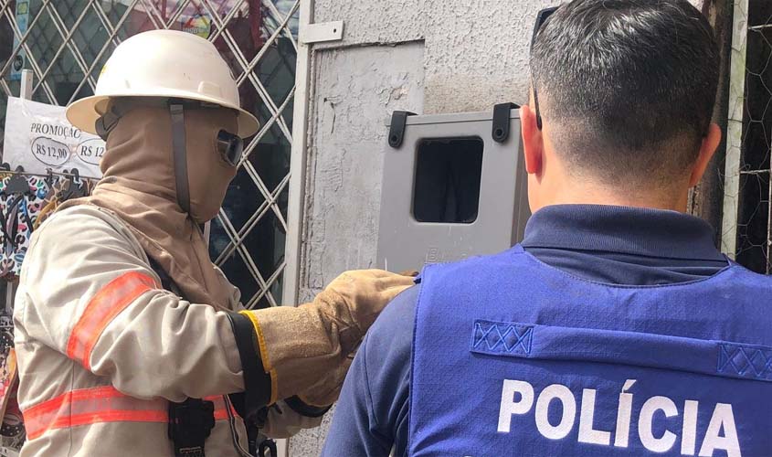 Operação da polícia combate o furto de energia na avenida Sete de Setembro