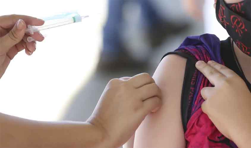 Idosos de 70 anos já podem se vacinar contra a nova cepa da covid-19