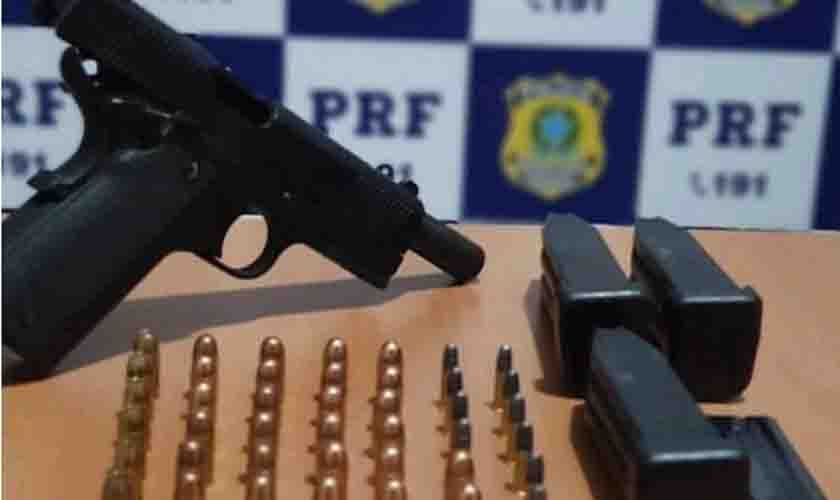 Em Ariquemes/RO, PRF apreende pistola e munições