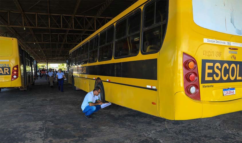 Ônibus escolares passam por vistoria