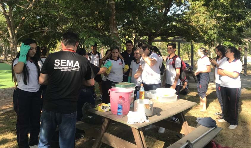 Alunos da Escola Murilo Braga participam de aula no Parque Natural