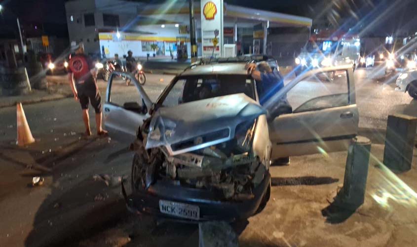 Idosa fica ferida em colisão entre carros na Zona Leste de Porto Velho