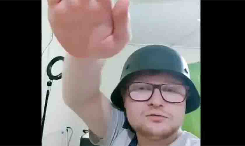 Jovem no Sul faz saudação nazista e exibe capacete da legião hitlerista