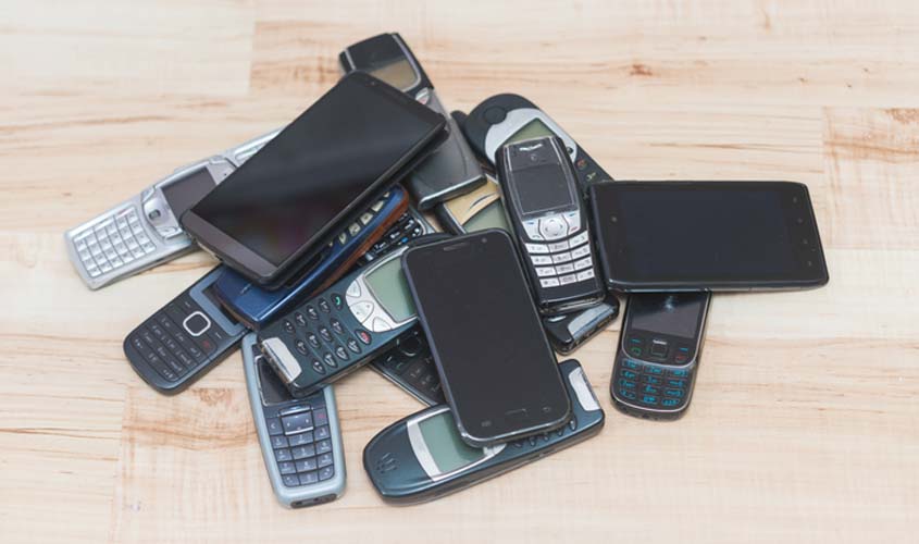 Agente acusado de facilitar entrada de celular em prisão reverte justa causa e será indenizado