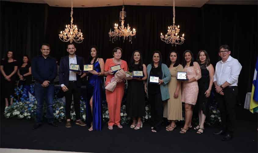 Jaru Alfabetizado: Prefeitura entrega prêmio de R$ 10 mil a duas professoras da rede municipal por bom desempenho no Sistema de Avaliação Educacional de Rondônia  