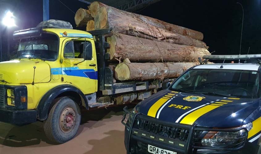 PRF identifica transporte irregular de madeira