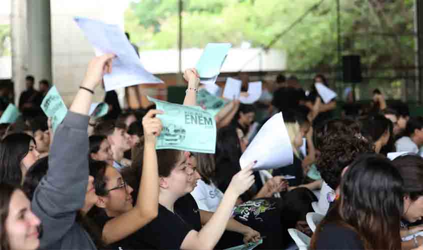 Na reta final do Enem, alunos participam de aulões e tentam relaxar