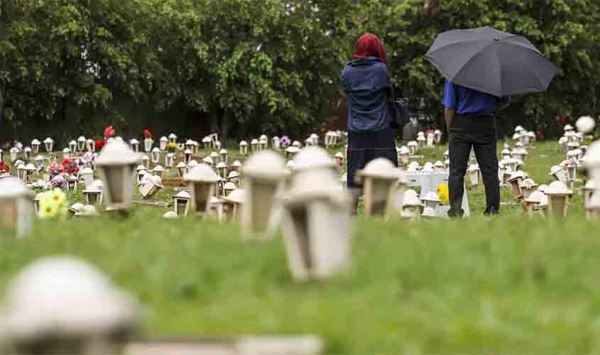 Familiares homenageiam entes queridos em Dia de Finados