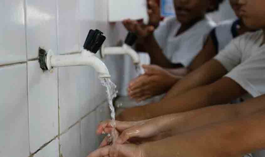 Mais de 20% das crianças estudam em escolas sem saneamento básico
