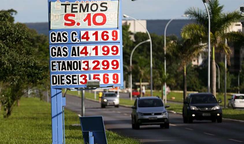 Preço da gasolina diminui e do diesel sobe hoje nas refinarias