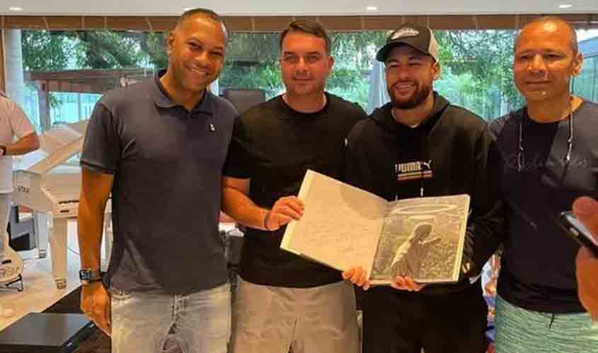 Após 'cancelamento' por foto com Flávio Bolsonaro, Neymar bloqueia comentários no Instagram