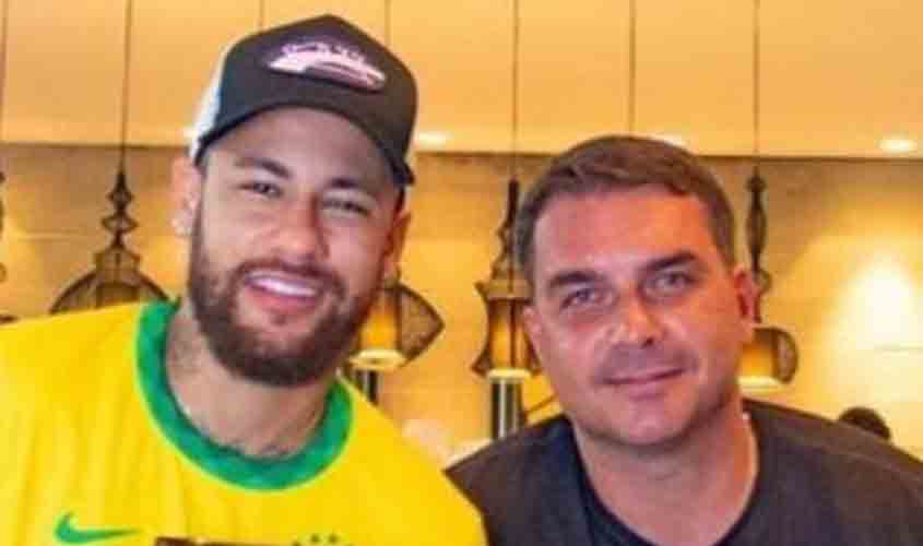 Fãs “cancelam” Neymar após foto ao lado de Flávio Bolsonaro no Rio