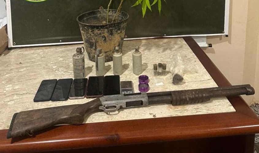 PF e PM prendem mulher por posse ilegal de explosivos e arma
