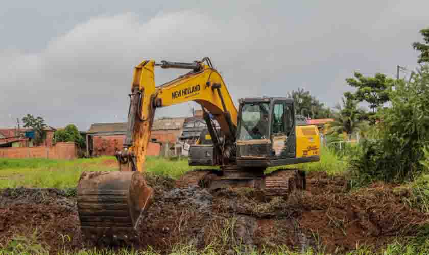 Serviço de limpeza de canais é intensificado em Porto Velho