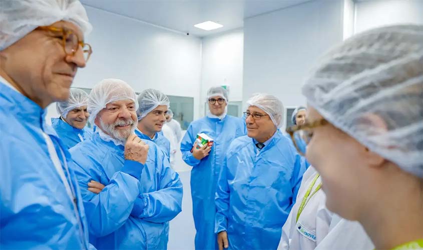 Lula visita fábrica que fornece 19 milhões de produtos ao SUS