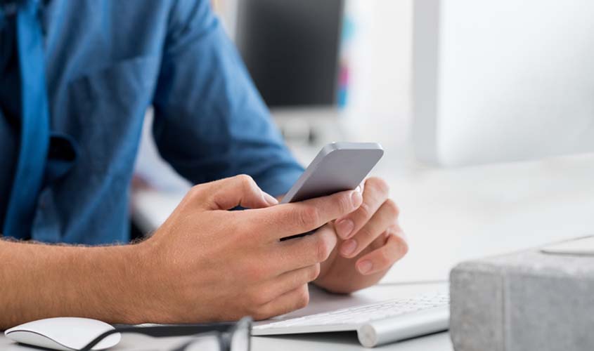 Empresa pode proibir celular no trabalho? Saiba se há regra na lei