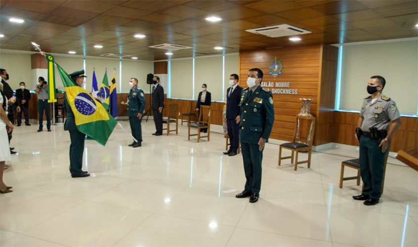 Coronel Almeida assume o comando da Polícia Militar e recebe do governador desejo de sucesso na nova missão