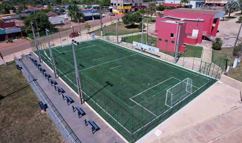 Governo de RO entrega campo society com grama sintética na praça municipal