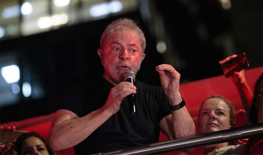 Em carta lida por Gleisi, Lula critica Fachin