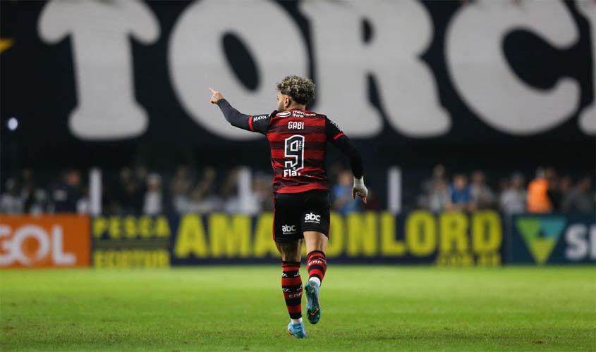 Gabriel decide e Flamengo derrota Santos na Vila Belmiro