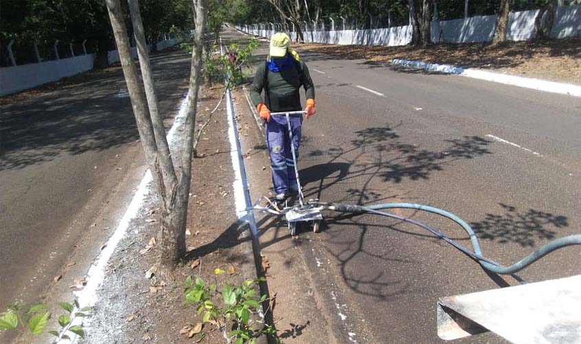 Semusb realiza pintura de meio fio na avenida Lauro Sodré