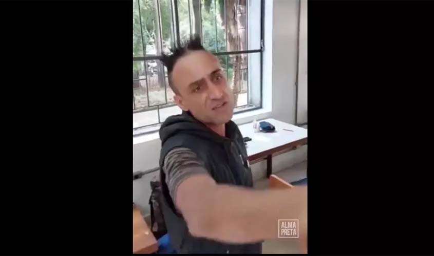 Com livro de Hitler no braço, homem é preso em biblioteca de SP após promover ataques racistas e homofóbicos (vídeo)