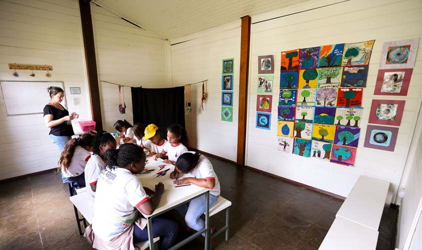 Após um ano no ensino médio, 1 em cada 4 estudantes deixa a escola