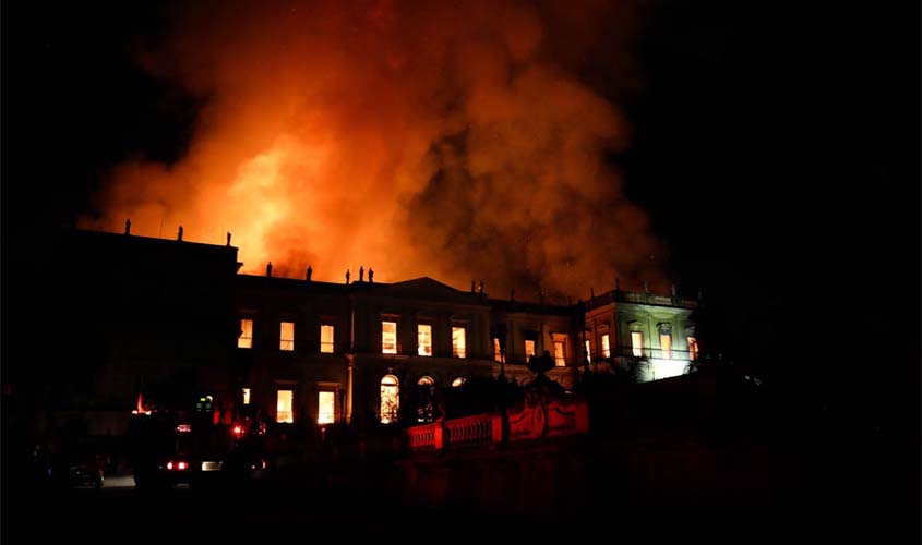 Tristeza e descrença predominam entre quem acompanha incêndio no museu