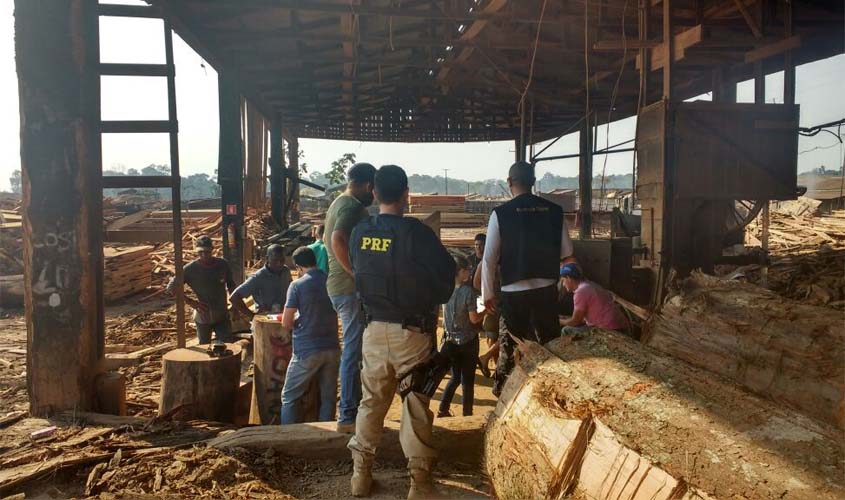 PRF e Ministério do Trabalho fiscalizam madeireiras em Candeias do Jamari
