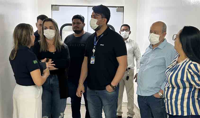 Cláudia de Jesus acompanha melhorias no Hospital João Paulo II