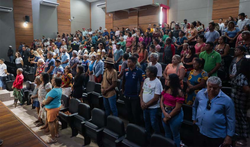 Prefeitura de Porto Velho entrega escritura para famílias contempladas pela regularização fundiária