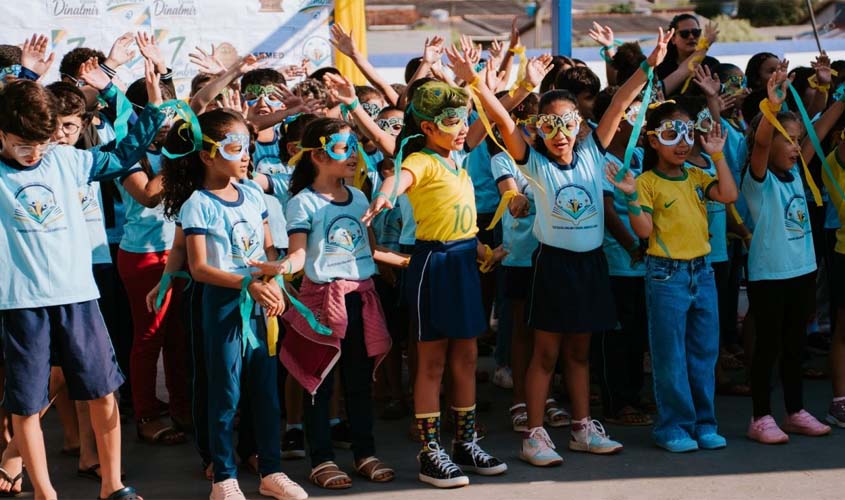 Estudantes participam de momento cívico em escola 
