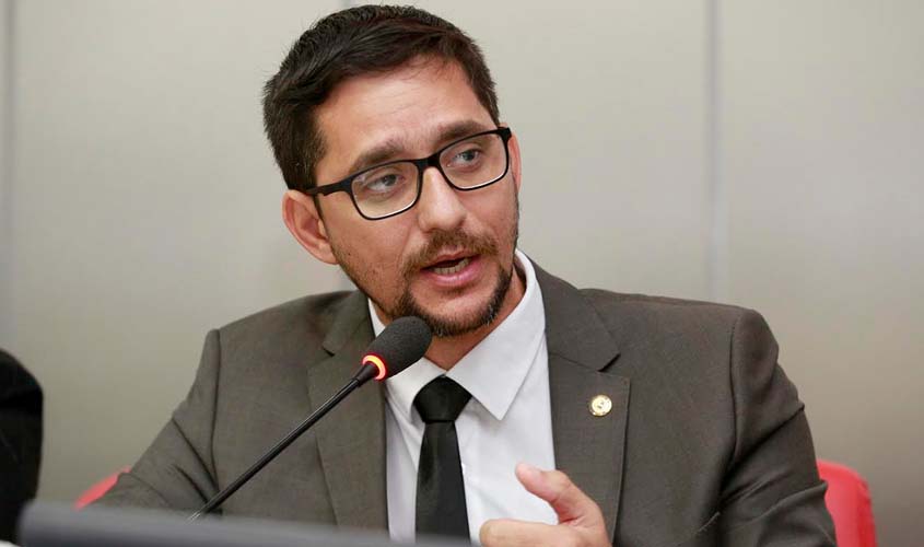 Deputado Anderson repudia apresentação de artista nu que interage com criança no Museu de Arte Moderna