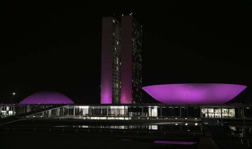 Cidades se iluminam de rosa para lembrar combate ao câncer de mama