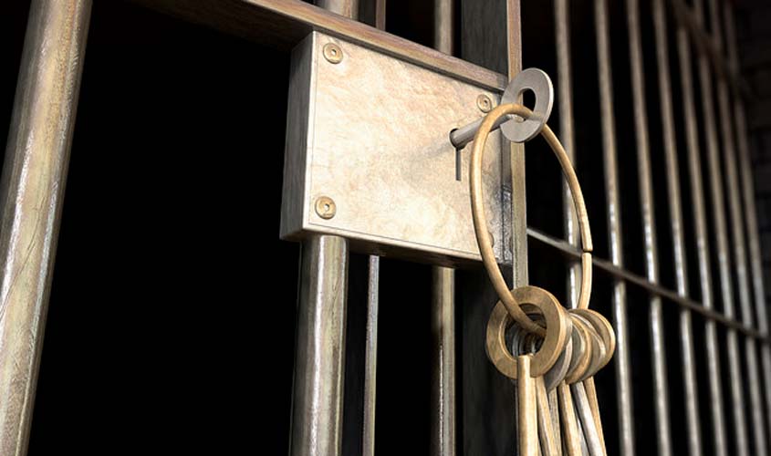 Mulher que tentou levar maconha ao marido preso tem prisão substituída por proibição de novas visitas