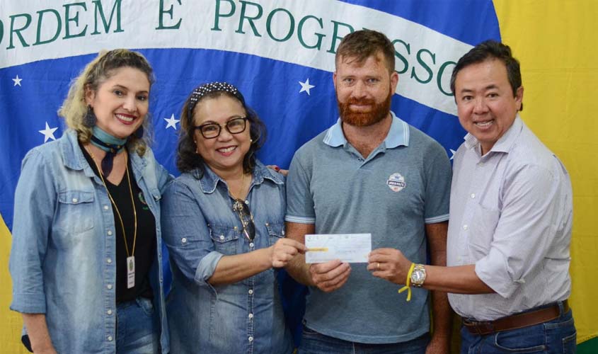 Empreendedores vilhenenses recebem cheque do Banco do Povo como incentivo