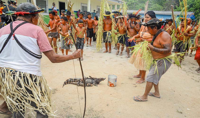 Festa do Jacaré recebe público e autoridades locais