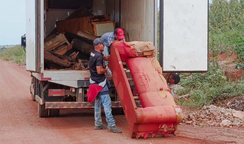 Prefeitura combate descarte irregular de sofás e eletrodomésticos