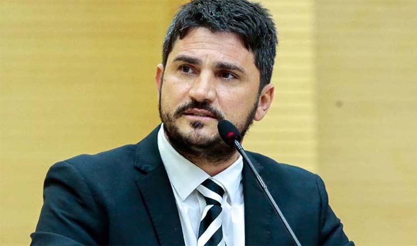 Deputado Jean Mendonça tranquiliza população após ser feito refém