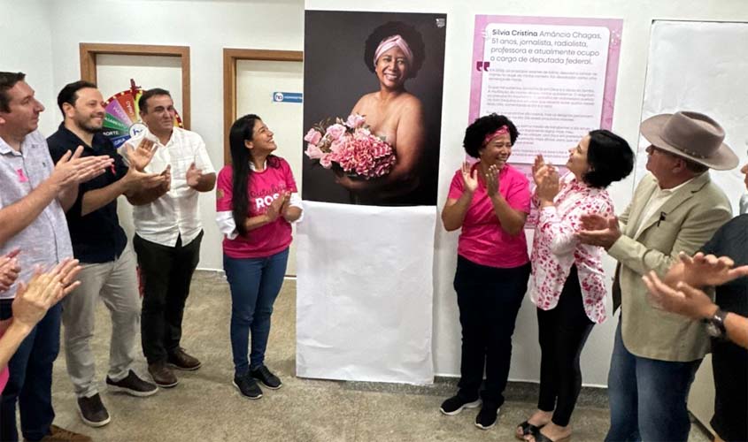 Sílvia Cristina destaca exposição do Outubro Rosa