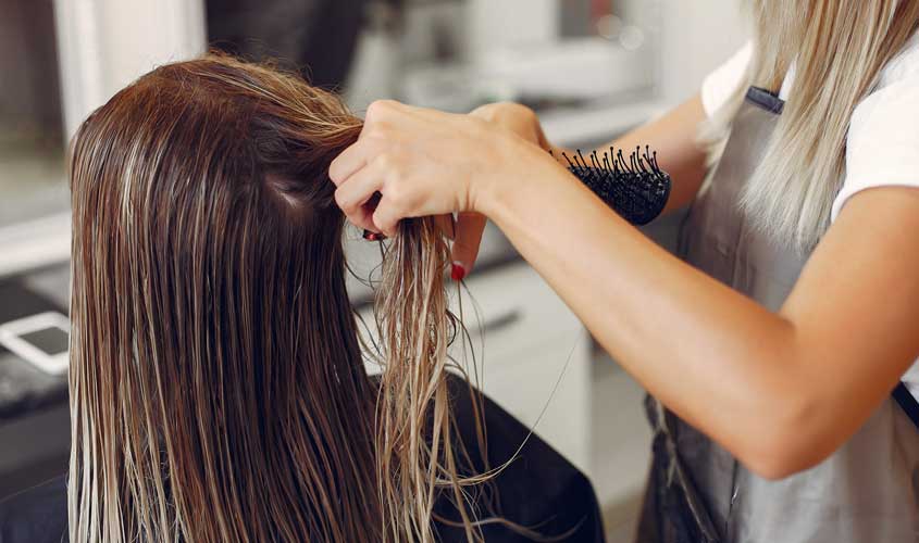 Profissional de salão em casa: como deixar o cabelo com resultado de salão sem sair de casa