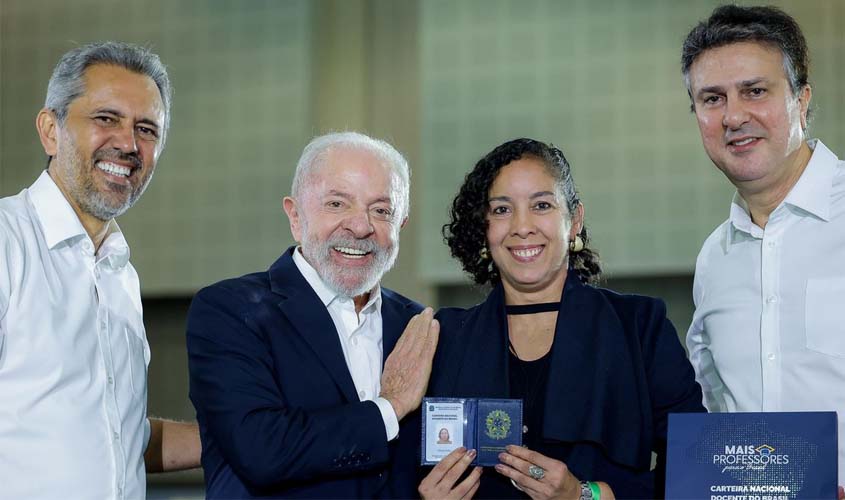 Carteira Docente valoriza a profissão, diz professora