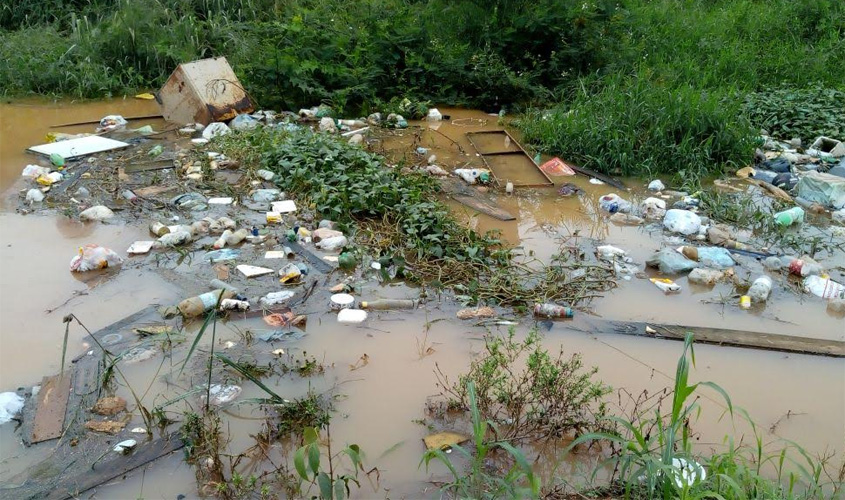 CANAL ENTUPIDO - Lixo e entulho provocam alagamento no bairro Lagoinha